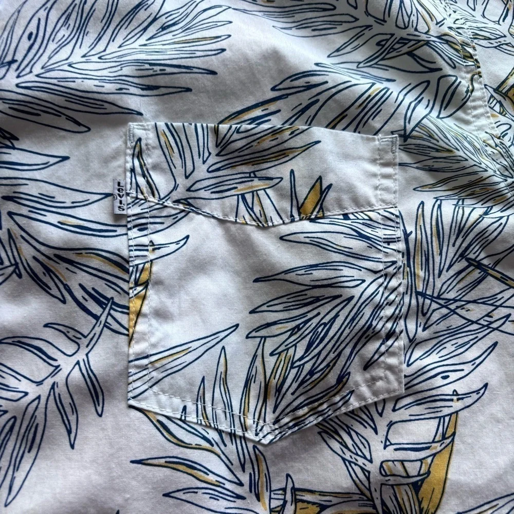 ⭐️⭐️⭐️Men’s Levi floral pine collared button down shirt size XL